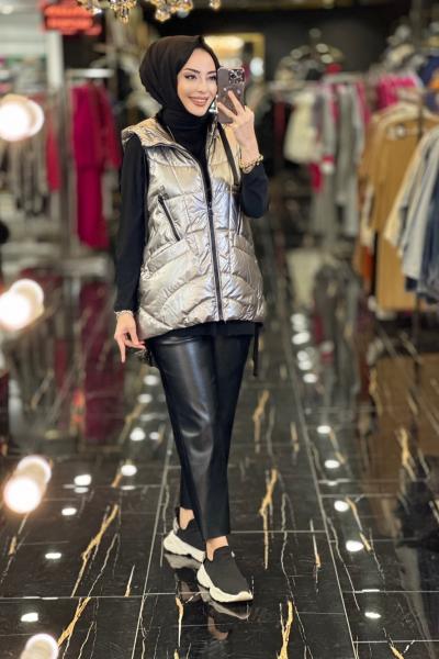 0011 Ön Kısa Arka Uzun Fermuarloı Kapşonlu Şişme Yelek Gümüş