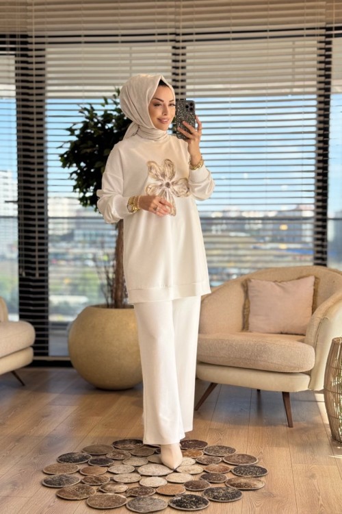 02-2698 Ön Büyük Çiçek Nakışlı Takım Ekru