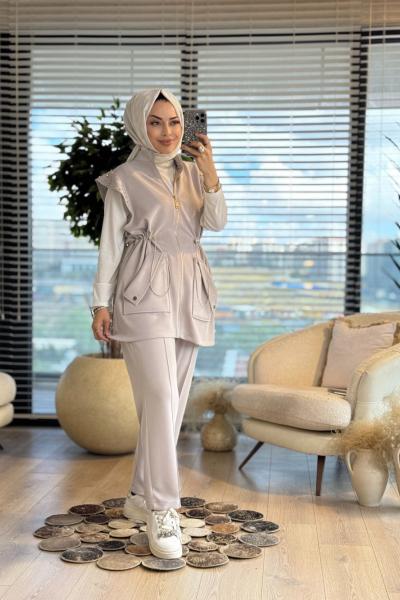 1392 Omuzları Zımbalı Yelekli Takım Bej
