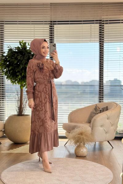 2214 Kendinden Desenli Çiçek Broşlu Elbise Kahve