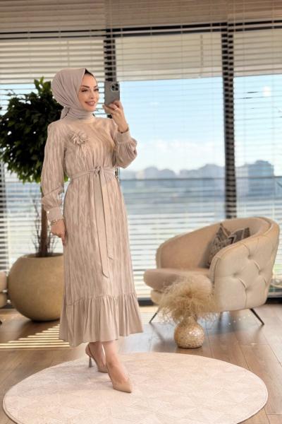 2214 Kendinden Desenli Çiçek Broşlu Elbise Bej