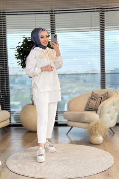 3035 Çiçek Broşlu Kapşonlu Takım Ekru