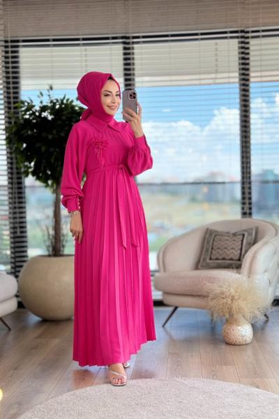 31214 Önü Çiçek Broşlu Ve Pliseli Elbise Fuşya