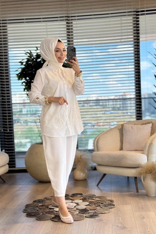 34321 Önü Kabartma Ve Pul Nakışlı Gömlek Ekru