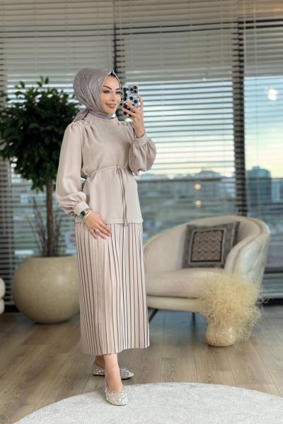 4019 Omuzlar Düğmeli Pilise Etekli Takım Bej