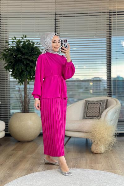 4019 Omuzlar Düğmeli Pilise Etekli Takım Fuşya