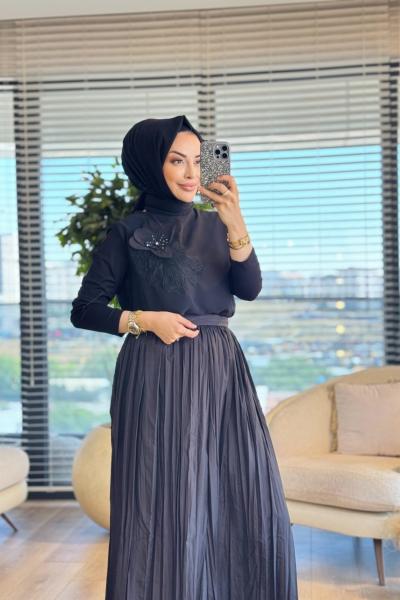 571 Önü Büyük Çiçek Broşlu Bluz Siyah