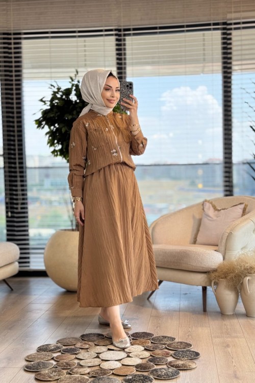 71079 Üstü Çiçek Nakışlı Etekli Takım Camel